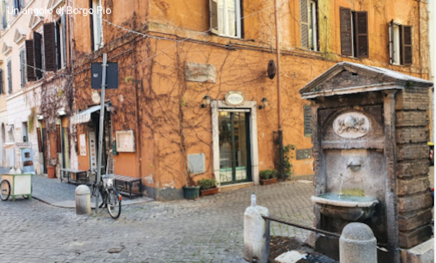 Borgo Pio, Roma. Un sacerdote aggredisce suor Cáram: